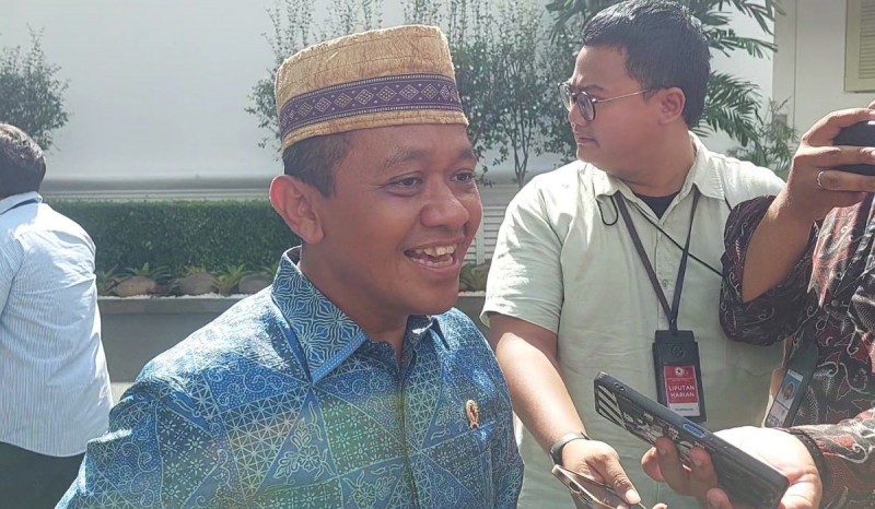 Tak Diajak Presiden Jokowi, Bahlil Sarankan Risma Gelar Bagi-Bagi Bansos Sendiri