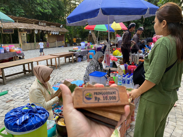 Pasar Pringgodani Balikpapan, Destinasi Unik Belanja Pakai Uang Kayu