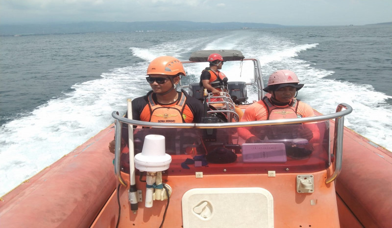 Tim SAR Gabungan Cari ABK yang Terjatuh di Perairan Pantai Soka Bali