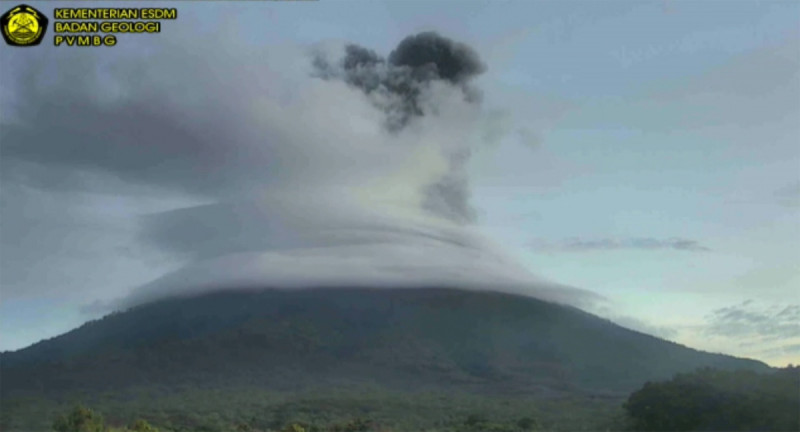 2 Kali Erupsi Gunung Ile Lewotolok dengan Abu Vulkanik Setinggi 1 meter