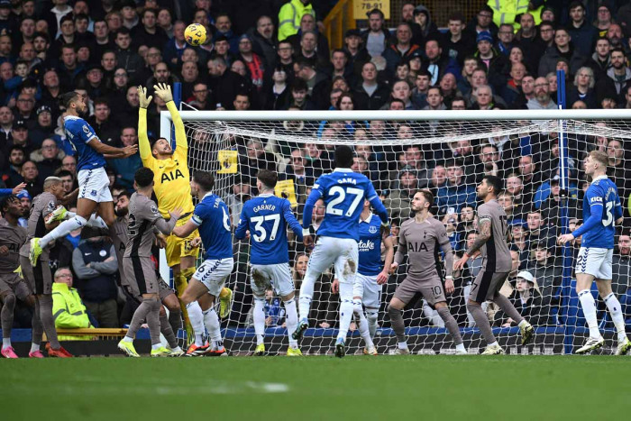 Everton Curi Poin dari Spurs, Villa Hancurkan Sheffield United Rebut Posisi Keempat