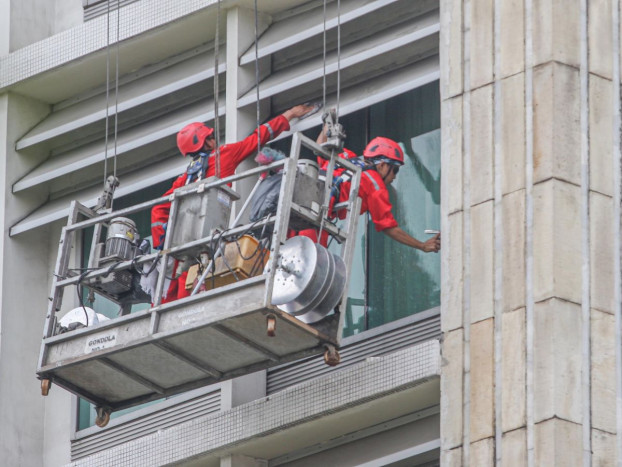Petugas Damkar Evakuasi Pekerja Gondola Terjebak di Gedung UNJ