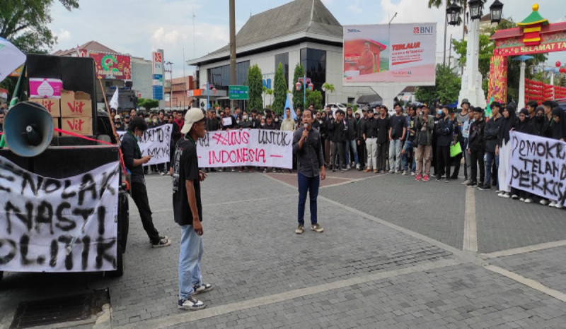 Mahasiswa Se-Solo Raya Tuntut Jokowi Bertanggung Jawab atas Rusaknya Demokrasi