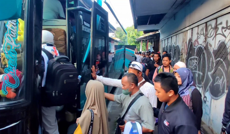 Ratusan Pendukung Anies-Cak Imin Kota Pekalongan Berangkat ke Jakarta dengan Patungan Sewa Bus