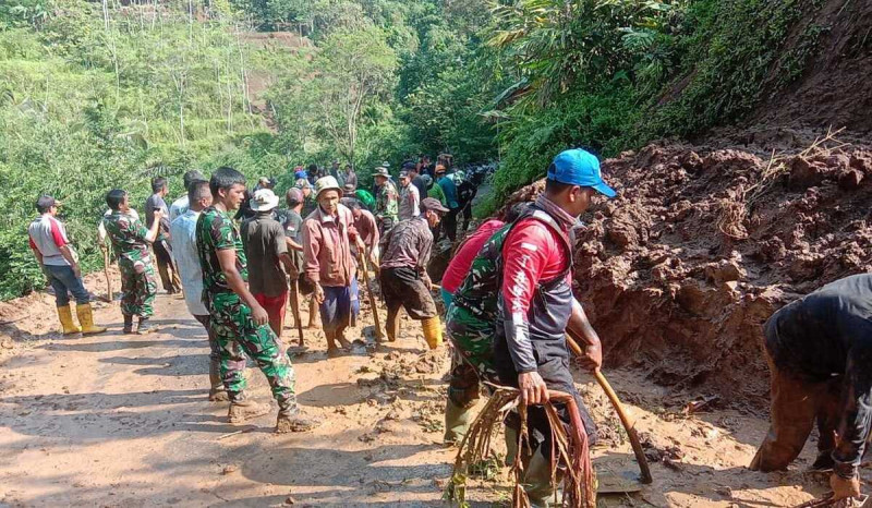 Tanah Longsor Tutup Akses Jalan Penghubung 2 Desa di Tasikmalaya