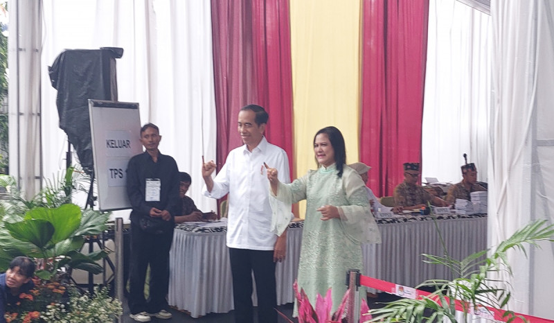 Tiba di TPS 10, Presiden Jokowi Gunakan Kemeja Putih dan Irana Busana Hijau Sage