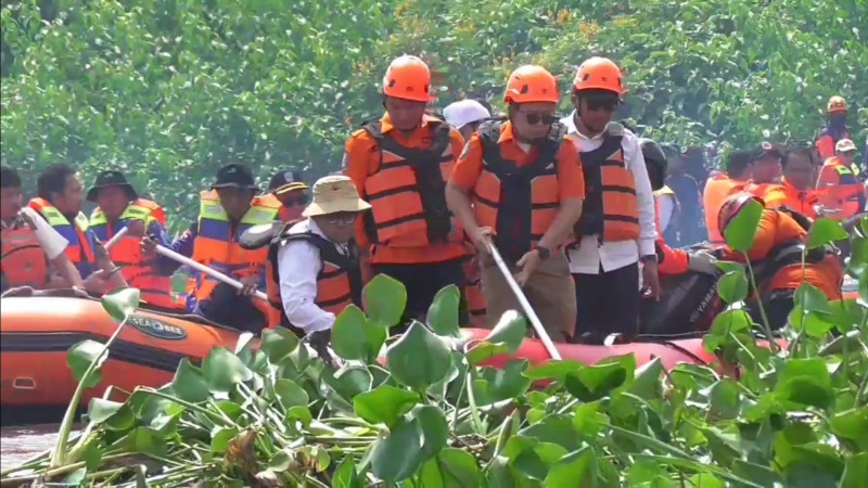  Atasi Banjir, Plh Gubernur Jatim Pantau Pembersihan Sungai
