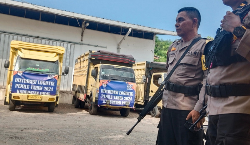 Polisi Bersenjata Lengkap Kawal Pendistribusian Logistik Pemilu di Pidie