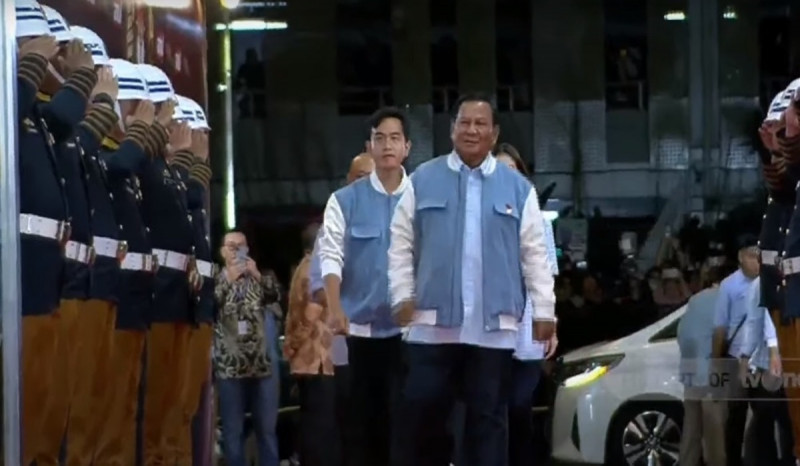 Prabowo dan Gibran Kompak Kenakan Jaket Saat Menuju Lokasi Debat