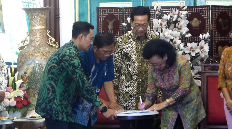 Sri Sultan HB X Nyoblos di TPS 12 Panembahan Dekat Keraton Yogyakarta