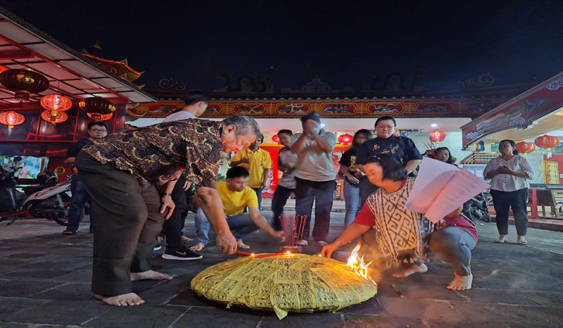 Penganut Konghucu Sampaikan Keinginan ke Kaisar Langit dengan Bakar Kertas