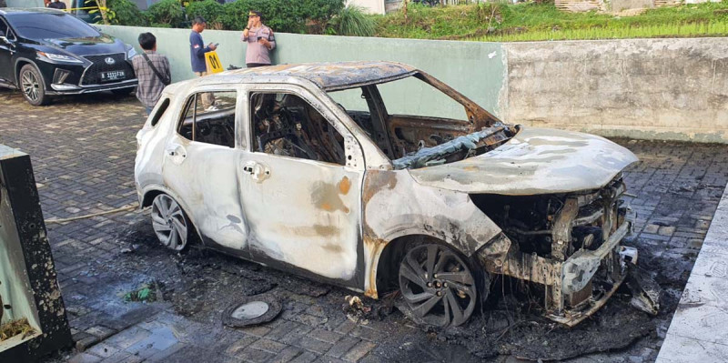 1 Mobil Terbakar Saat Posko Caleg DPR RI dari PKB di Cianjur Diteror OTK