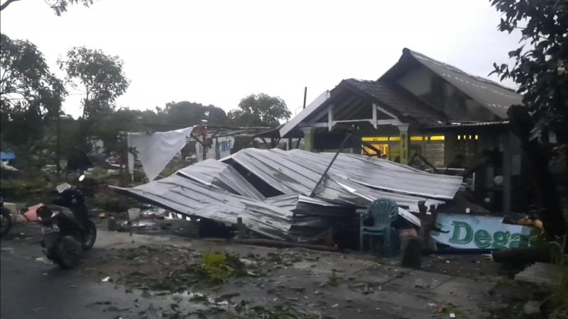 1 Tewas dan Puluhan Rumah Rusak Akibat Puting Beliung di Sidoarjo