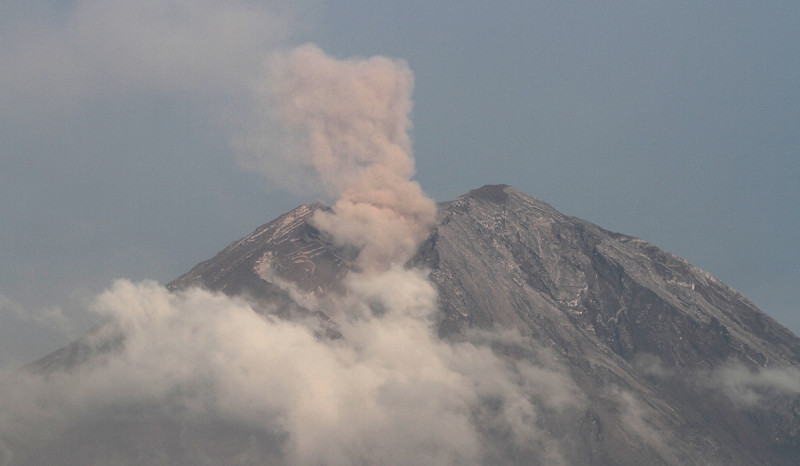 Gunung Semeru Muntahkan Abu Vulkanik Setinggi 900 Meter