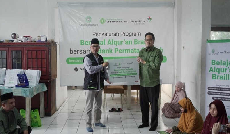 UPZDK PermataBank Syariah dan Yayasan Sahabat Beramal Jariyah Salurkan Al-Qur'an Braille
