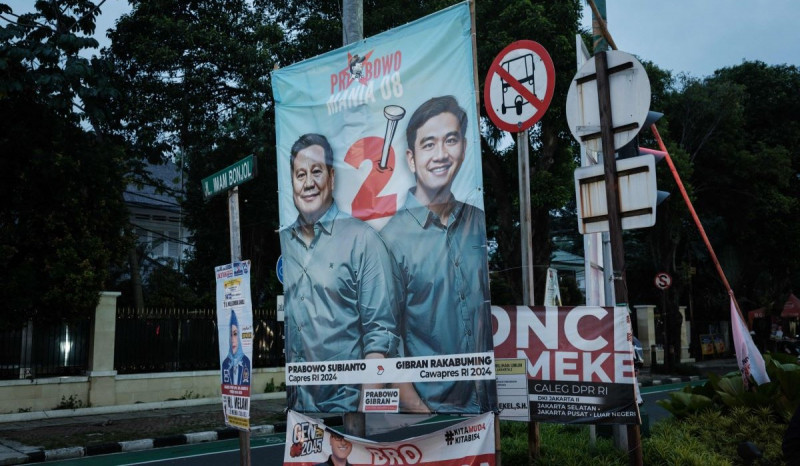 Viral Timses Gibran-Prabowo Bagi-Bagi Sembako di Jakarta Timur