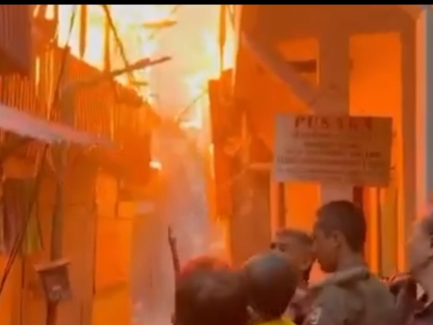 Kebakaran Hanguskan Sejumlah Rumah di Jalan Braga Bandung