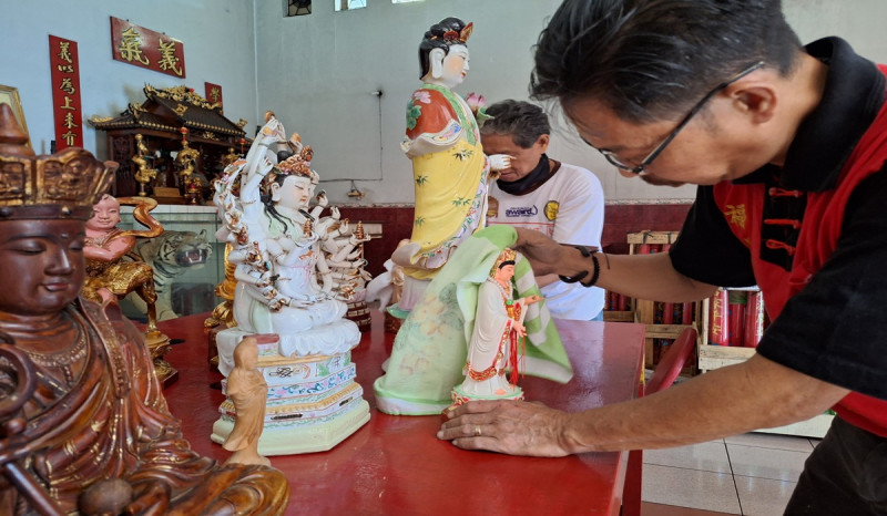Mengalap Berkah dari Handuk Bekas Lap Patung Dewa Dewi di Klenteng Hok Tek Bio Purwokerto
