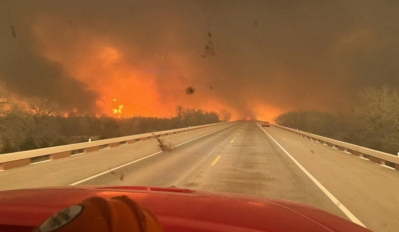 Evakuasi Kota-kota di Texas Akibat Badai Api yang Menghancurkan Sejumlah Rumah
