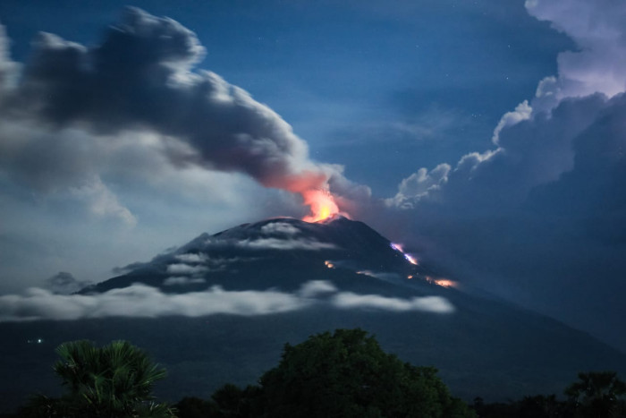 Lava Gunung Lewotolok Mengalir Sejauh 2 KM, BPBD Siapkan Evakuasi Mandiri  