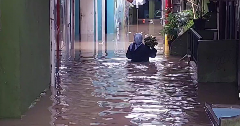 Ratusan Rumah Terendam Banjir, Warga Kebon Pala Jaktim Enggan Mengungsi