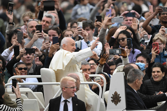 Umat Katolik Berkumpul Dengarkan Khotbah Misa Paskah Paus Fransiskus 
