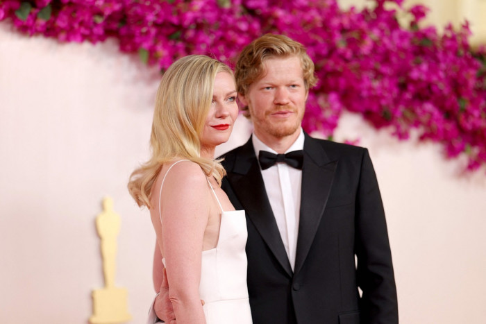 Kirsten Dunst Menghindari Jatuh di Karpet Merah Oscar 2024 dengan Gaya Anggunnya