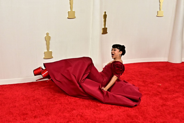 Liza Koshy Tetap Senyum Usai Jatuh Dramatis di Karpet Merah Oscars 2024