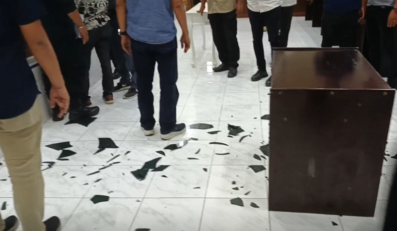 Calon DPD Aceh Mengamuk di Ruang Pleno, Kaca Berserak
