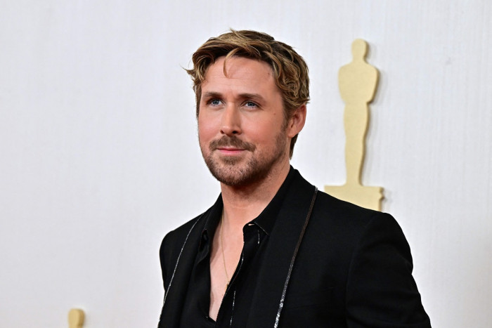 Ryan Gosling Memukau di Oscars 2024 dengan Gaya Hitam Pink yang Khas