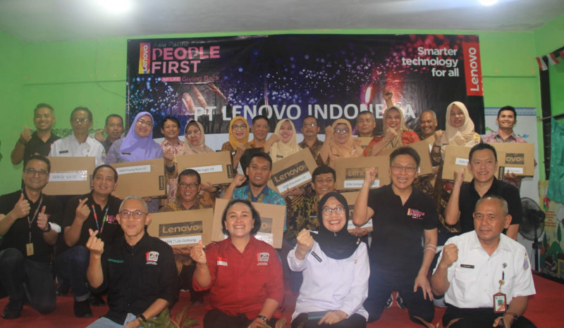 18 Sekolah di Jakarta dan Tangerang Mendapat Donasi Laptop dan Komputer