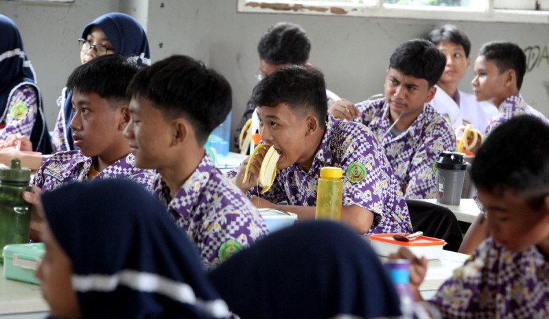 Apabila Menjadi Kebijakan Nasional, DPR Perlu Ambil Sikap untuk Program Makan Siang Gratis