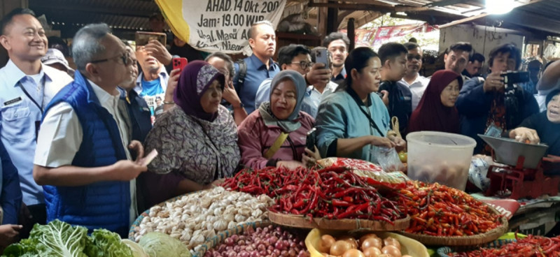 Kunjungi Pasar Tambun, Mendag: Harga Beras dan Cabai Turun Terpantau Turun