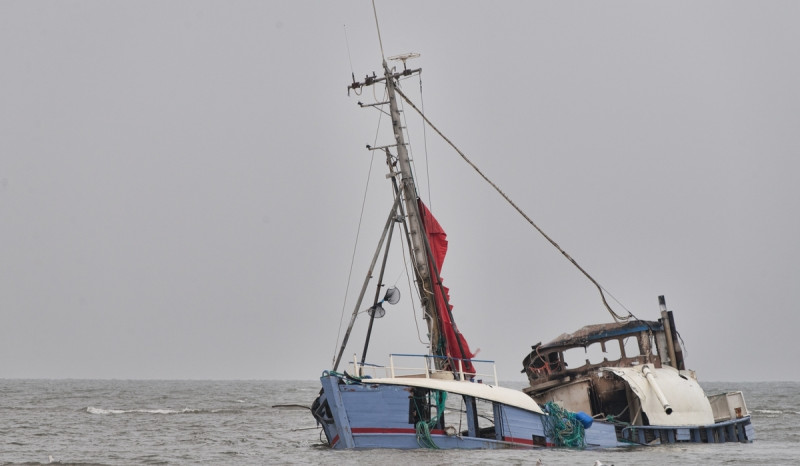 Kapal Penangkap Ikan Terhantam Ombak di Sulsel, 2 ABK Meninggal, 24 Hilang