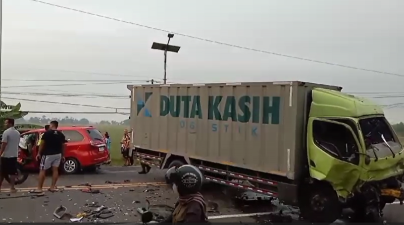 Truk Vs Minibus di Jalur Arteri Madiun-Surabaya, Satu Tewas