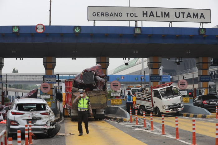 Pengemudi Truk yang Ugal-ugalan Picu Kecelakaan Beruntun di Gerbang Tol Halim Baru Berusia 18 Tahun