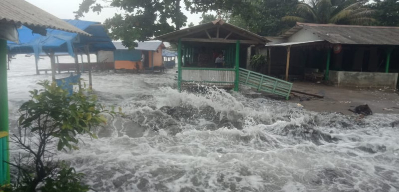 Pesisir Pantai Selatan Sukabumi Diterjang Banjir Rob