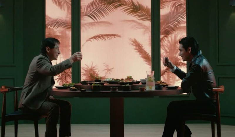 Terlihat Akrab, V BTS dan Jackie Chan Satu Frame dalam Iklan Sim Invest
