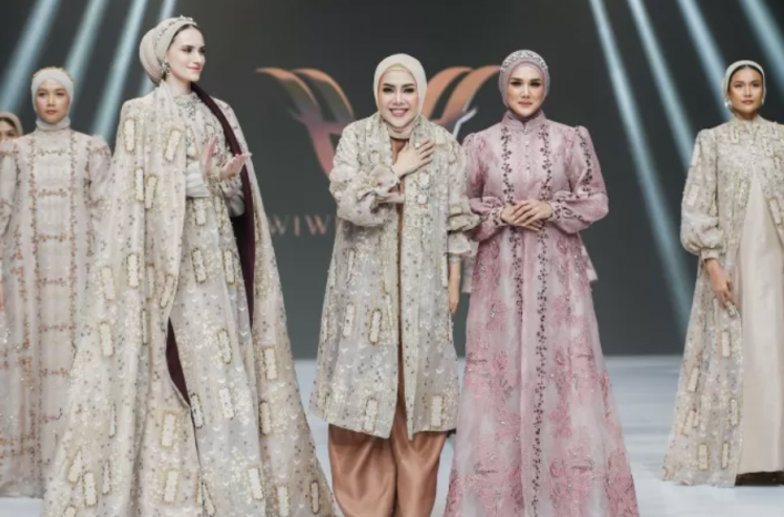 Pesona Mulan Jameela Kenakan Dress Embroidery Bermotif Floral