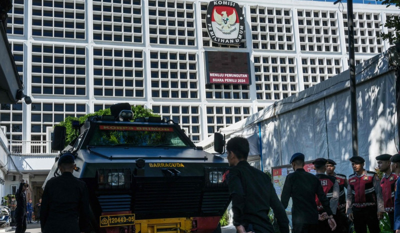 Polisi Sterilisasi Jalan Depan KPU Jelang Pengumuman Hasil Pilpres 2024
