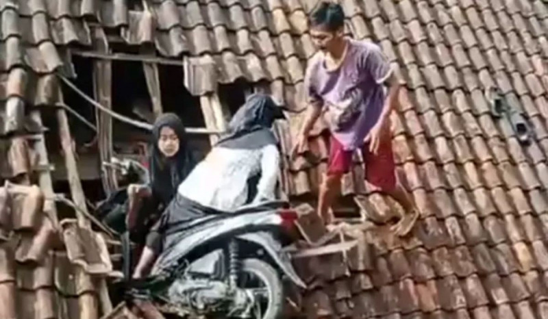 Dua Pemotor Menyangkut di Atap Rumah, Mulanya Hendak Ngabuburit