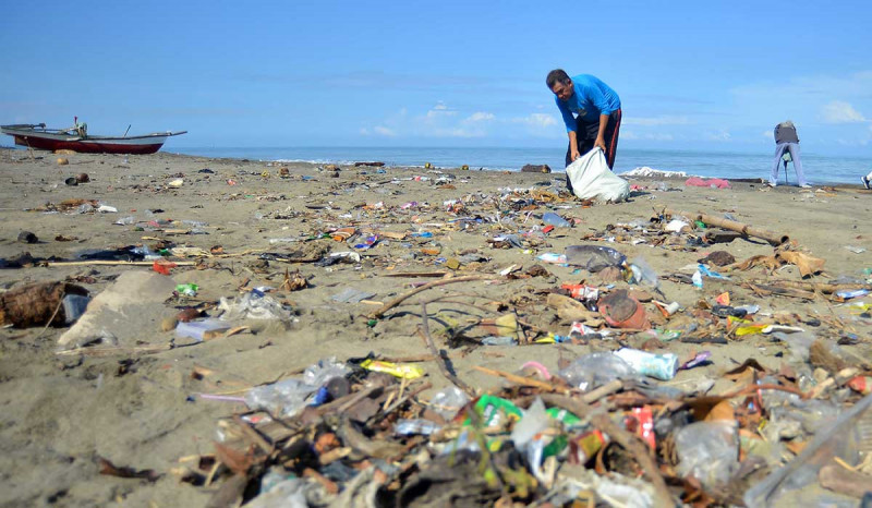 Pantai di Padang Dipenuhi Sampah