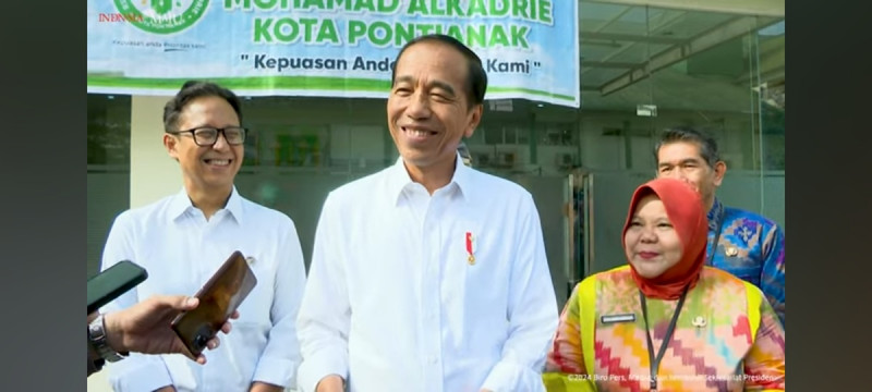 Jokowi Tertawa Saat Ditanya Isu Caketum Partai Golkar