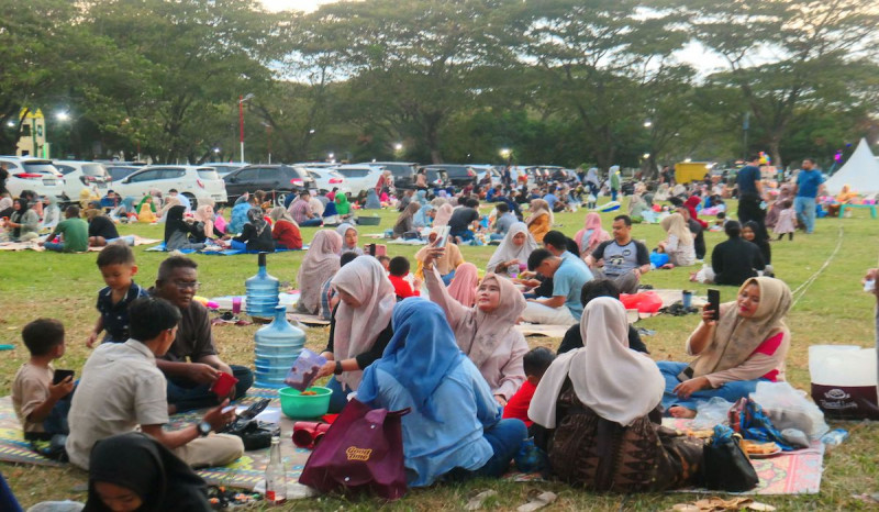 Ngabuburit Menikmati Senja sambil Berburu Takjil di Blang Padang Banda Aceh