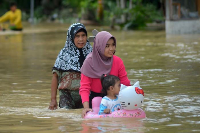 Banjir 1,5 Meter Rendam Rumah Warga di Koto Tengah Padang