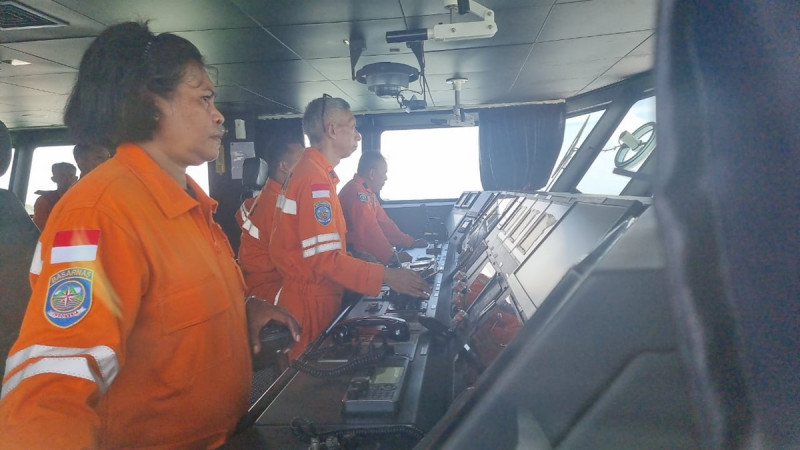 Basarnas Turunkan Kapal Negara Cari 21 ABK Kapal Nelayan yang Terbalik Dihantam Ombak