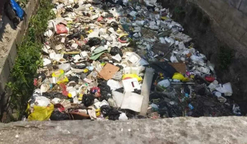 Sungai Pesanggrahan Depok yang Tertimbun Ribuan Ton Sampah Belum Dibersihkan