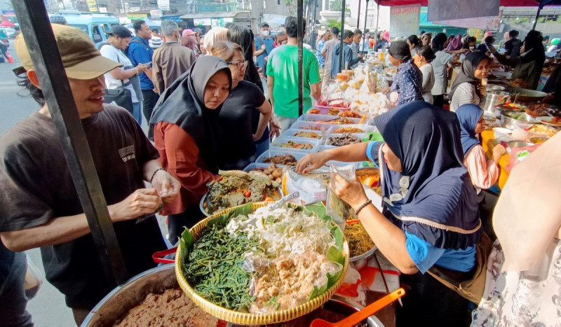 Anies Baswedan dan Cak Imin Ikut 'War Takjil' Bersama di Pasar Benhil