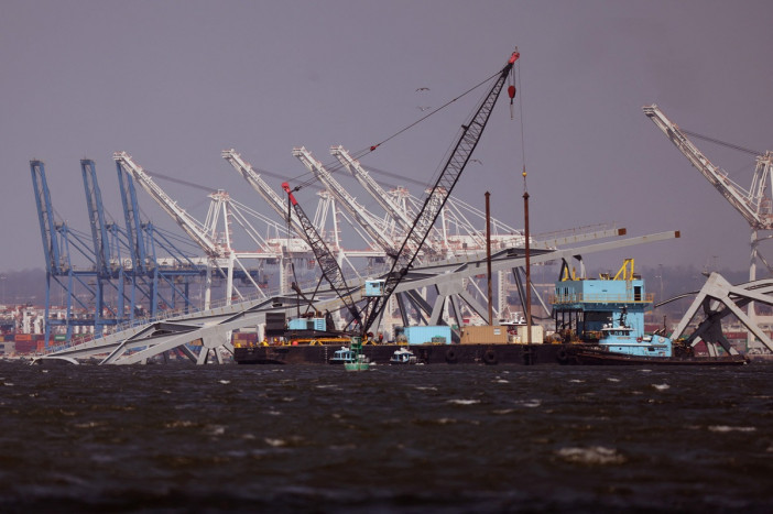 3 Crane Tiba untuk Membersihkan Puing-Puing Jembatan Baltimore