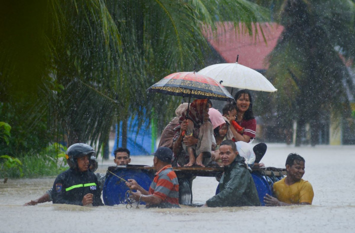 BPBD Padang Evakuasi Puluhan Warga yang Terjebak Banjir di Alai Parak Kopi